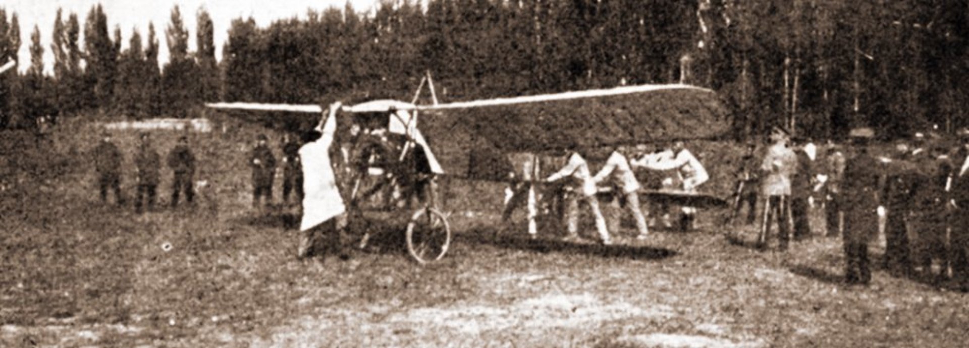 Capitán Ávalos realiza el Primer Vuelo Militar