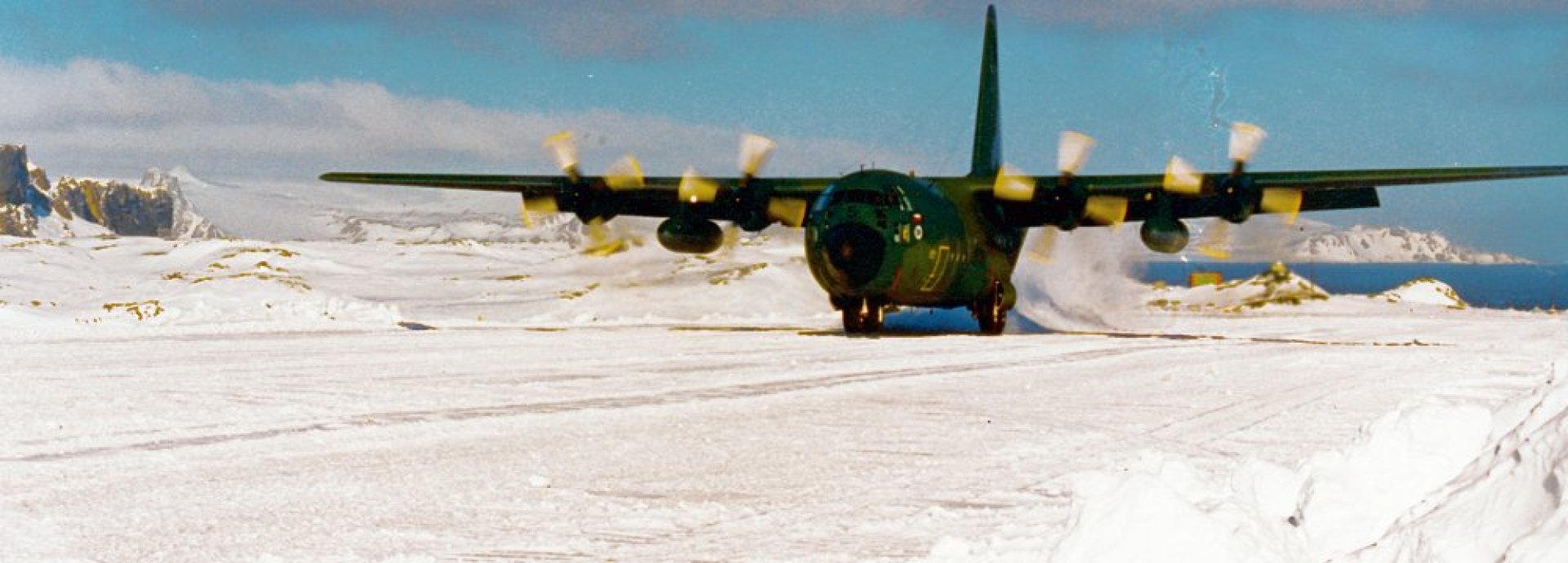 Avión C-130 Hercules aterriza en la Antártica